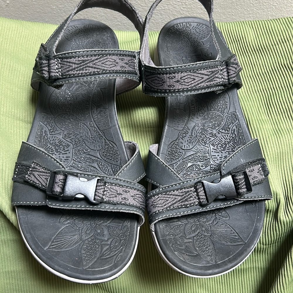 Dansko Size 36 Water Sandals Black
